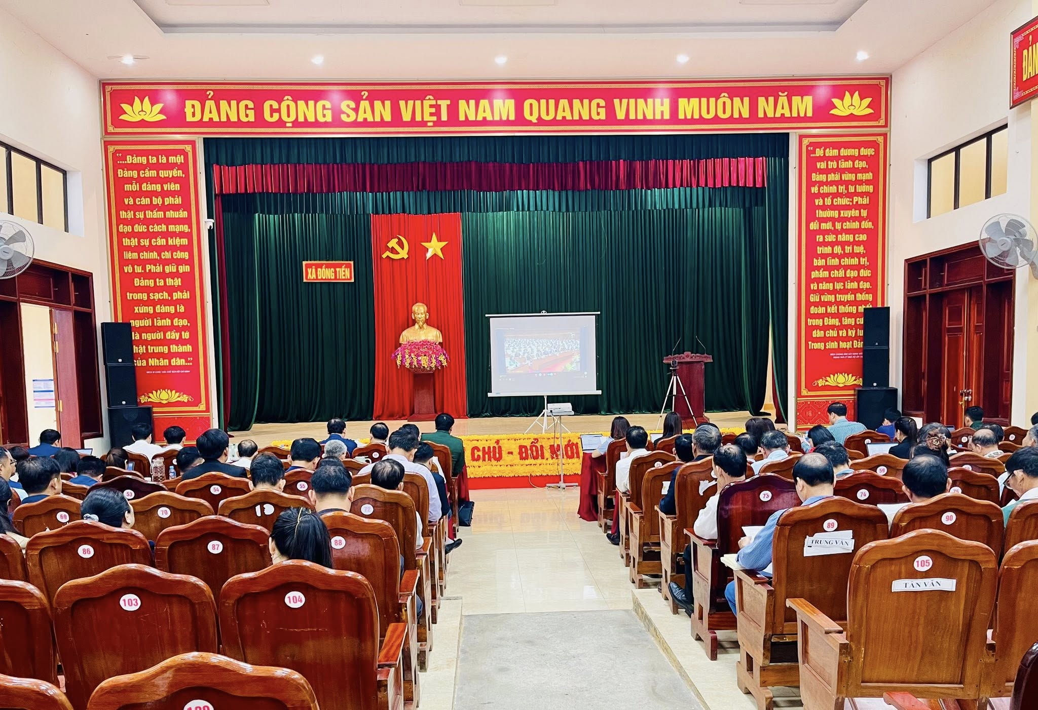 Xã Đồng Tiến: Hội nghị trực tuyến quán triệt, triển khai Nghị quyết số 80 về phát triển văn hóa và Nghị quyết số 79 về tiếp tục đổi mới, nâng cao hiệu quả kinh tế nhà nước. 