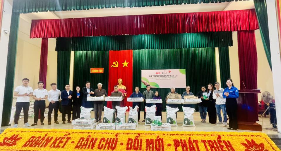 Hỗ trợ sinh kế cho 30 hộ dân có hoàn cảnh khó khăn trên địa bàn xã Đồng Tiến