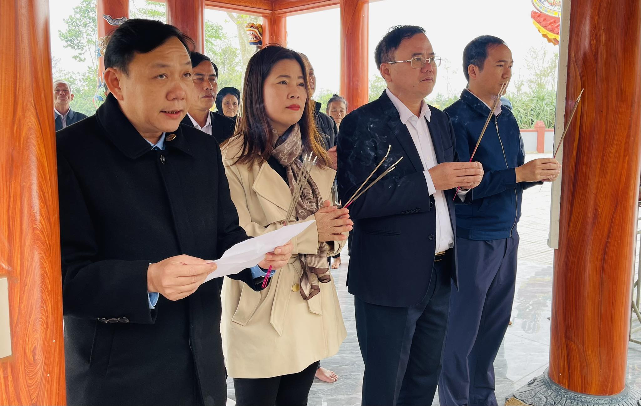 Lãnh đạo xã Đồng Tiến dâng hương tại lễ giỗ Tướng quân Hồ Phi Chấn