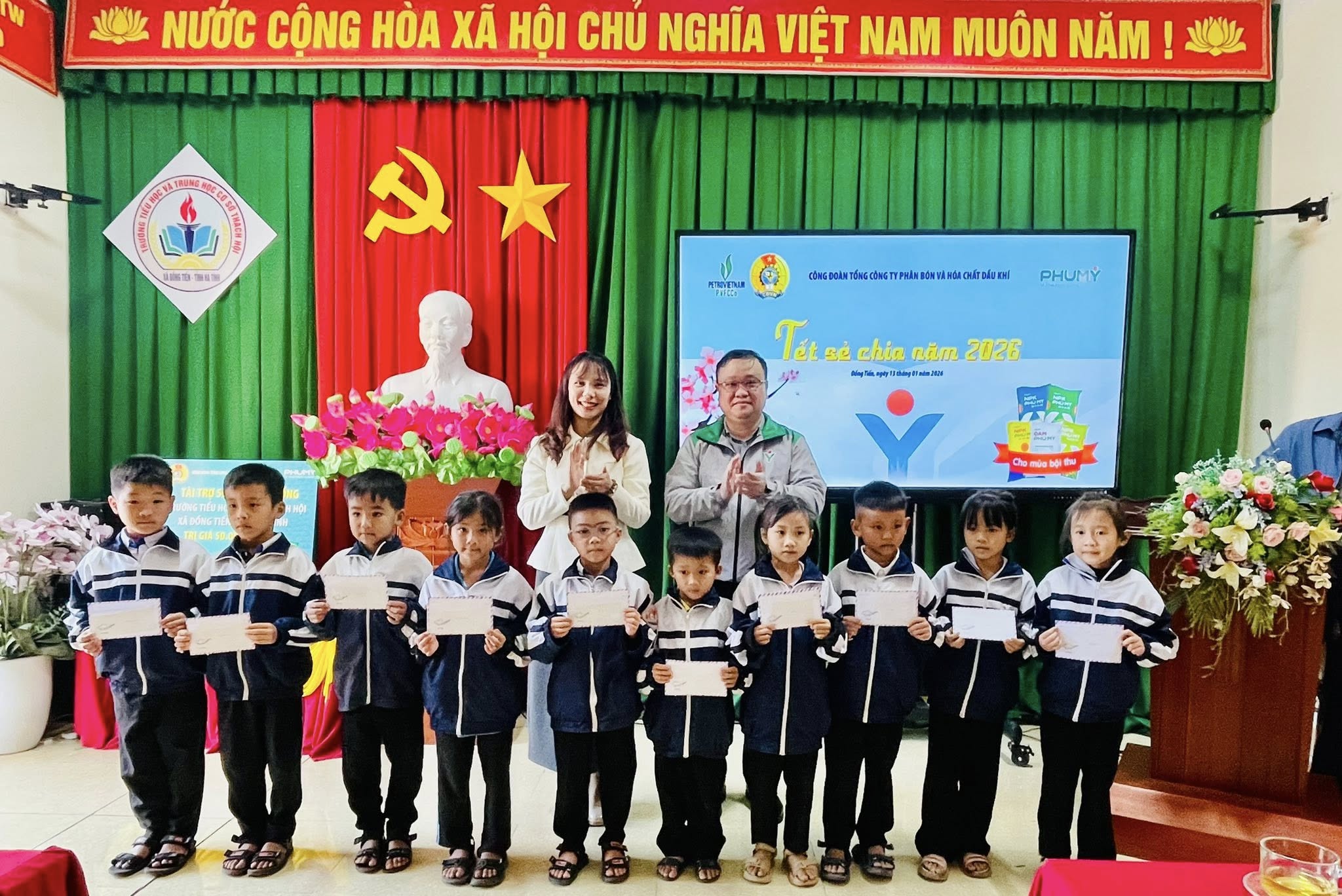 Công đoàn Tổng Công ty Phân bón và Hóa chất Dầu khí – Phú Mỹ trao học bổng tại trường TH&THCS Thạch Hội.