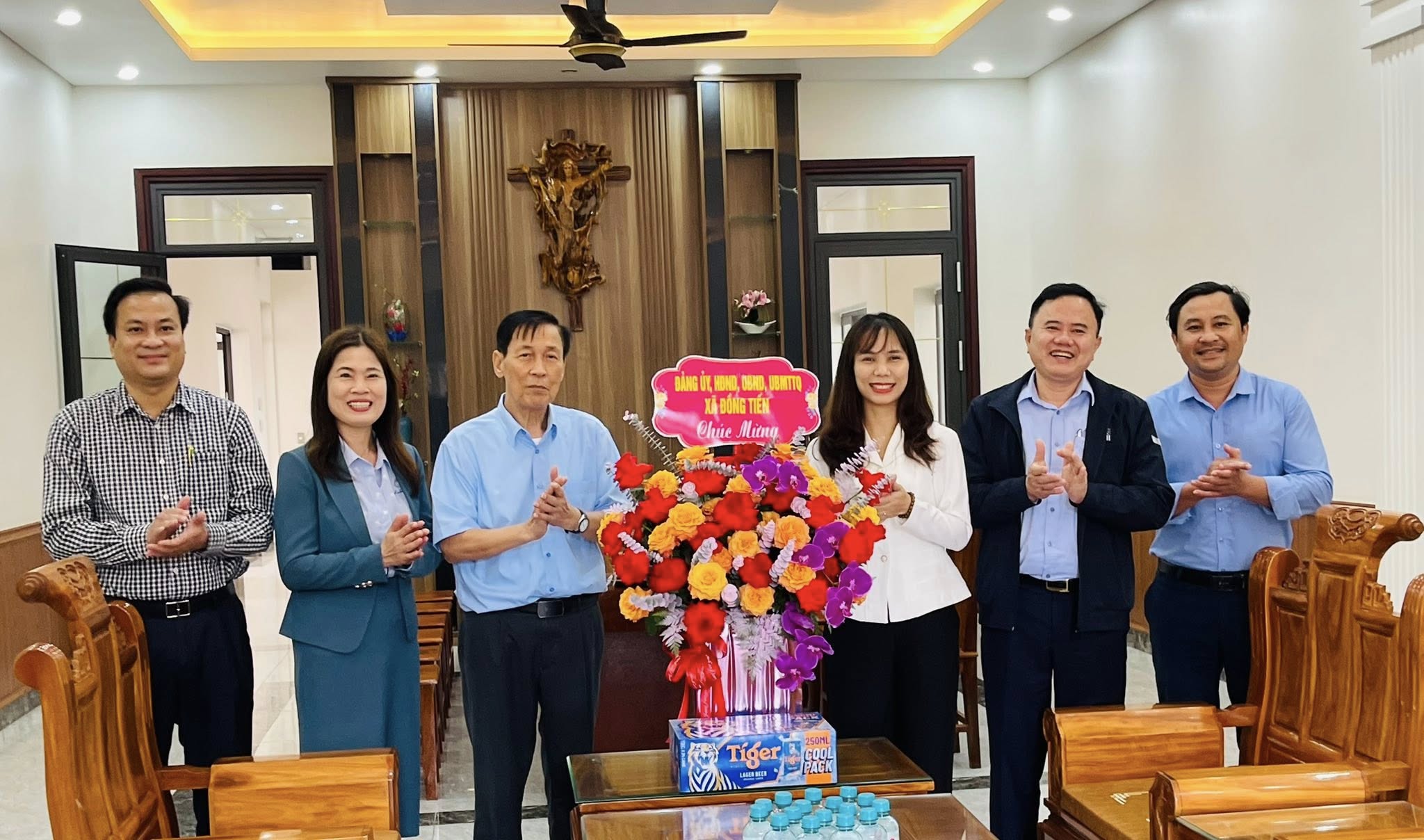 Lãnh đạo xã Đồng Tiến chúc mừng Giáo xứ Làng Khe  nhân dịp lễ chầu lượt