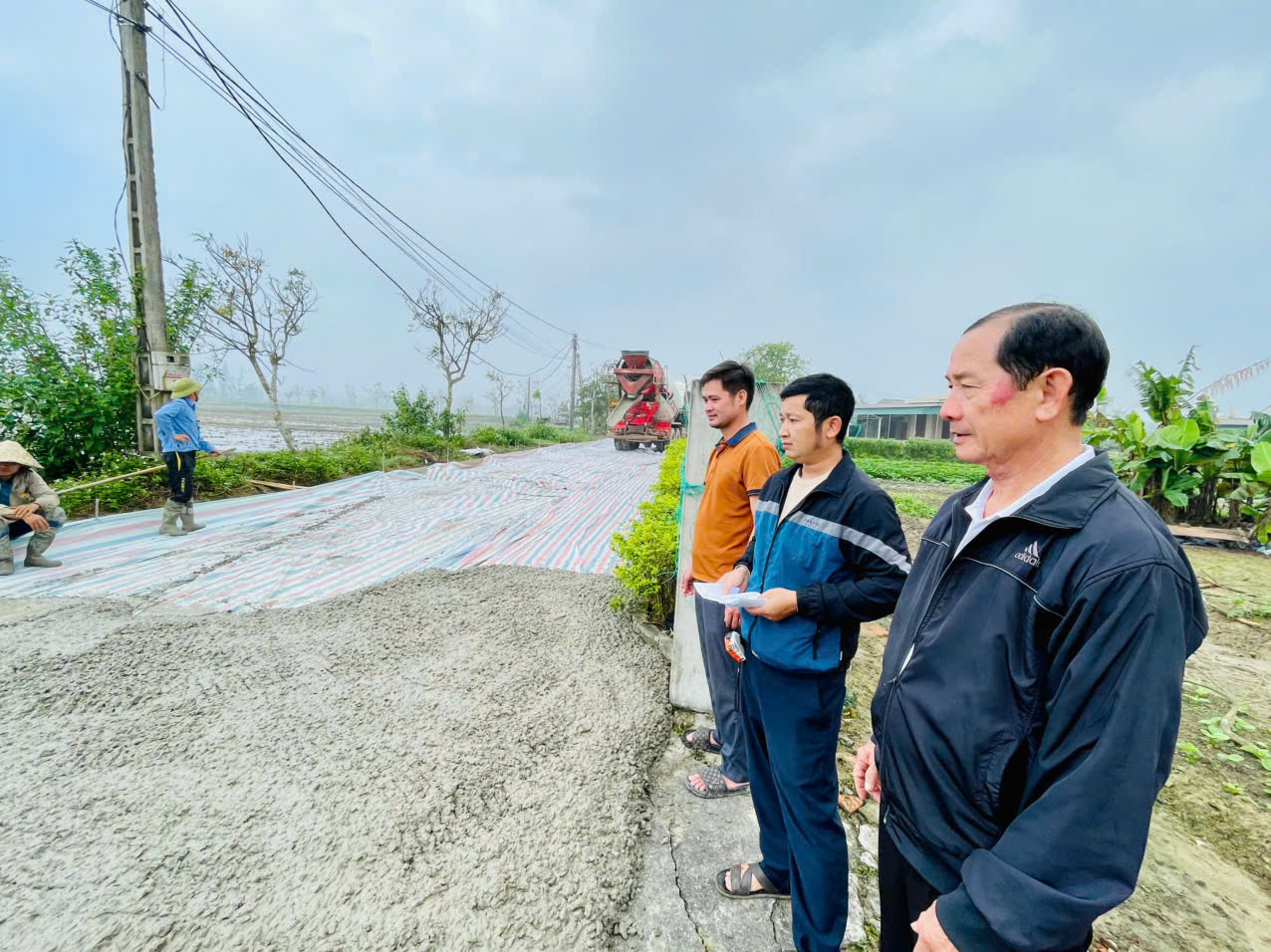 Xã Đồng Tiến: Người con quê hương vận động xã hội hóa 850 triệu đồng làm đường giao thông thôn Đồng Khánh.