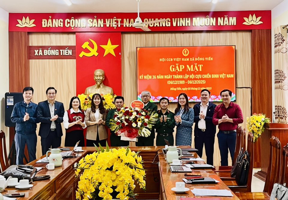 Lãnh đạo xã Đồng Tiến gặp mặt tặng hoa chúc mừng Hội Cựu chiến binh xã nhân kỷ niệm 36 năm ngày thành lập Hội Cựu chiến binh Việt Nam