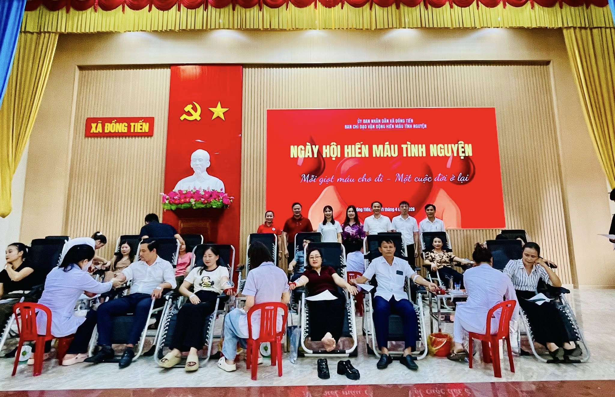 UBND xã Đồng Tiến phối hợp với Ban Chỉ đạo vận động hiến máu tình nguyện đã tổ chức thành công “Ngày hội hiến máu tình nguyện” với thông điệp ý nghĩa: “Mỗi giọt máu cho đi – Một cuộc đời ở lại”