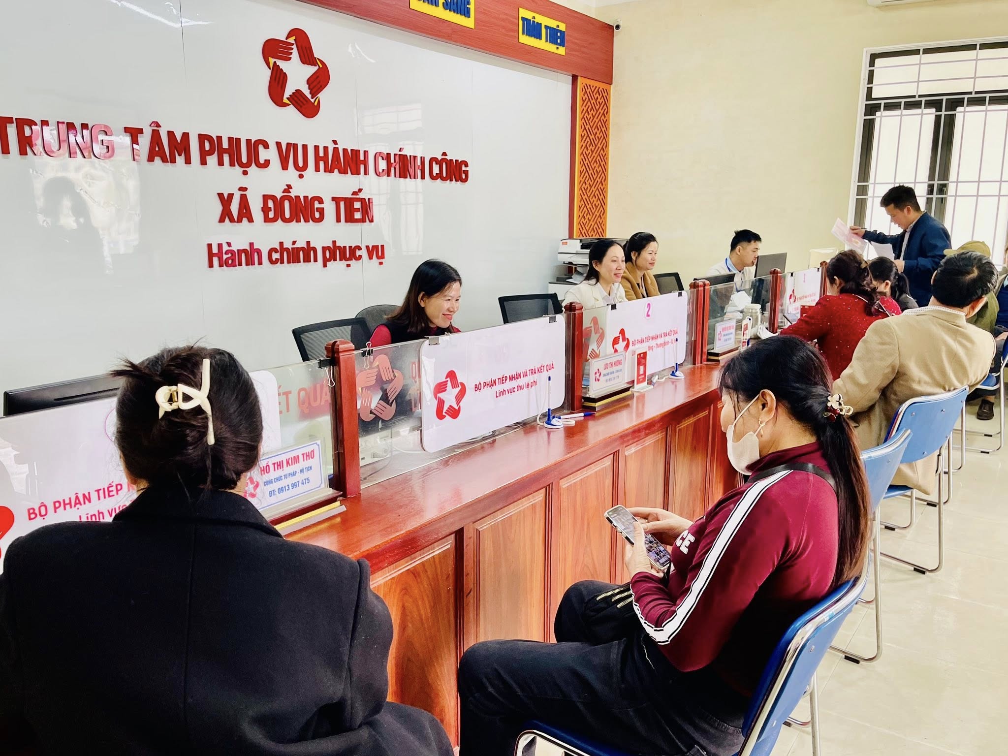 Trung tâm phục vụ hành chính công xã Đồng Tiến hoạt động hiệu quả.