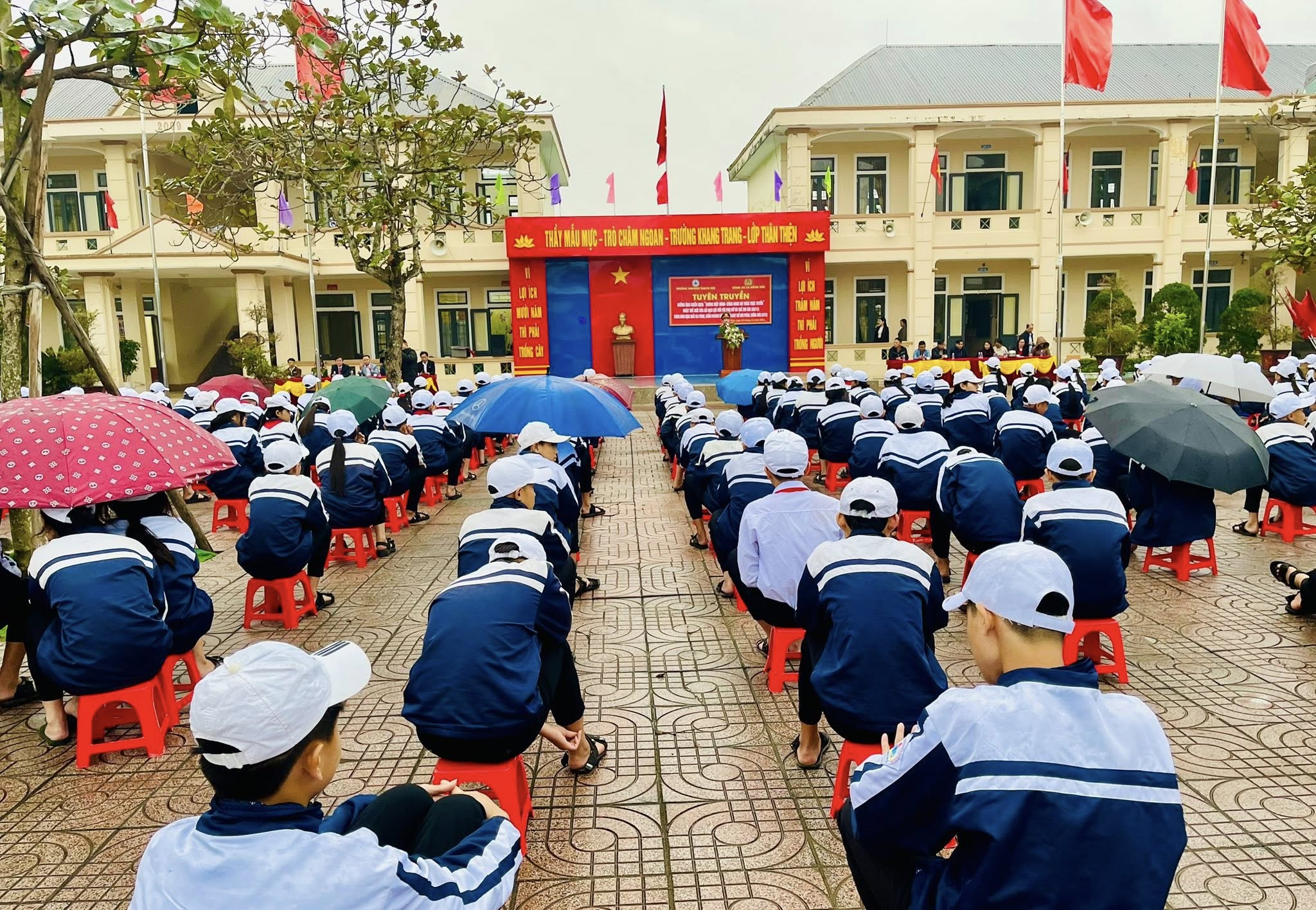 Trường Tiểu học và Trung học cơ sở Thạch Hội phối hợp với Công an xã Đồng Tiến tổ chức buổi tuyên truyền, phổ biến giáo dục pháp luật nhiều ý nghĩa