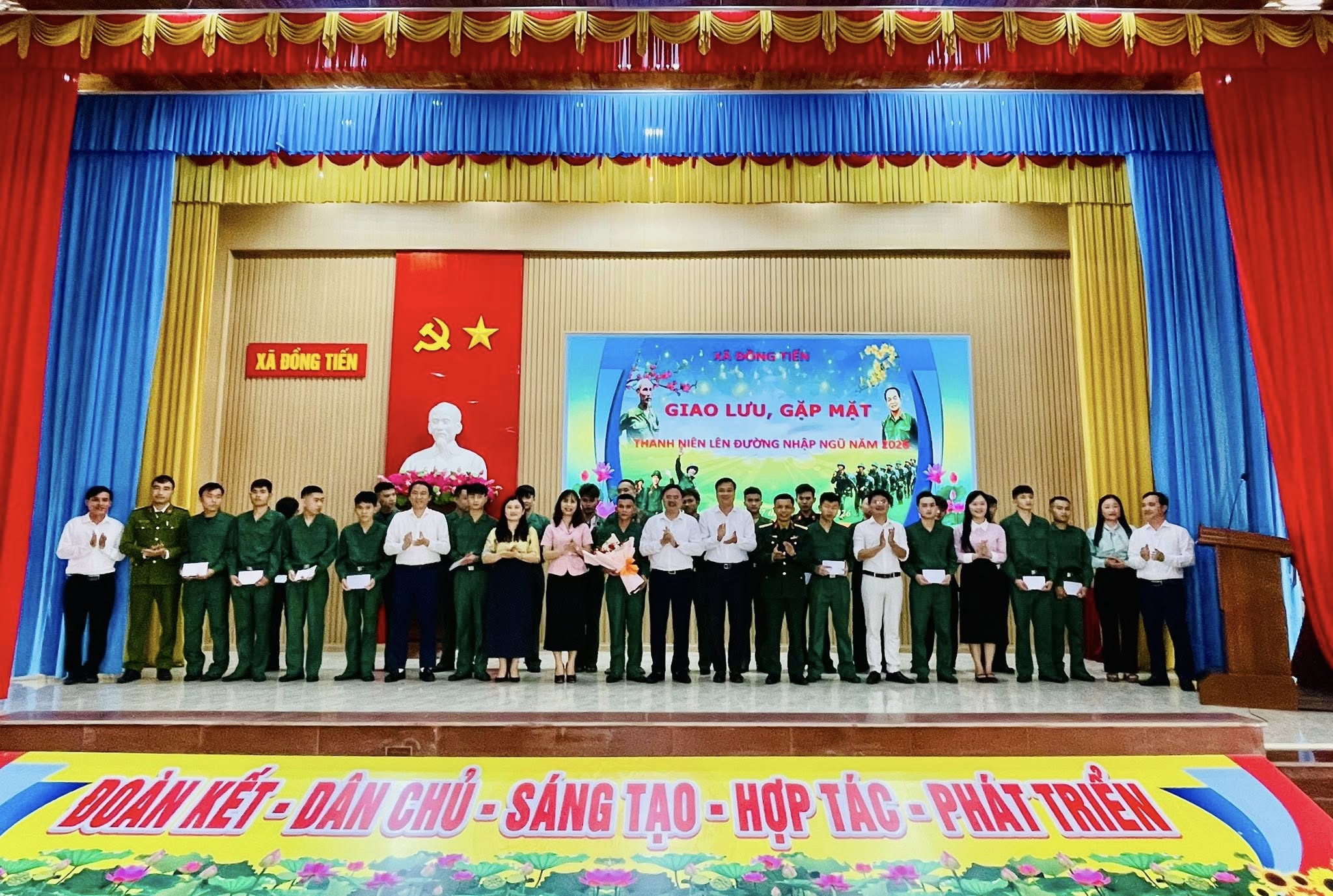 Xã Đồng Tiến gặp mặt, động viên và tặng quà các thanh niên ưu tú chuẩn bị lên đường thực hiện nghĩa vụ quân sự và nghĩa vụ tham gia Công an nhân dân năm 2026