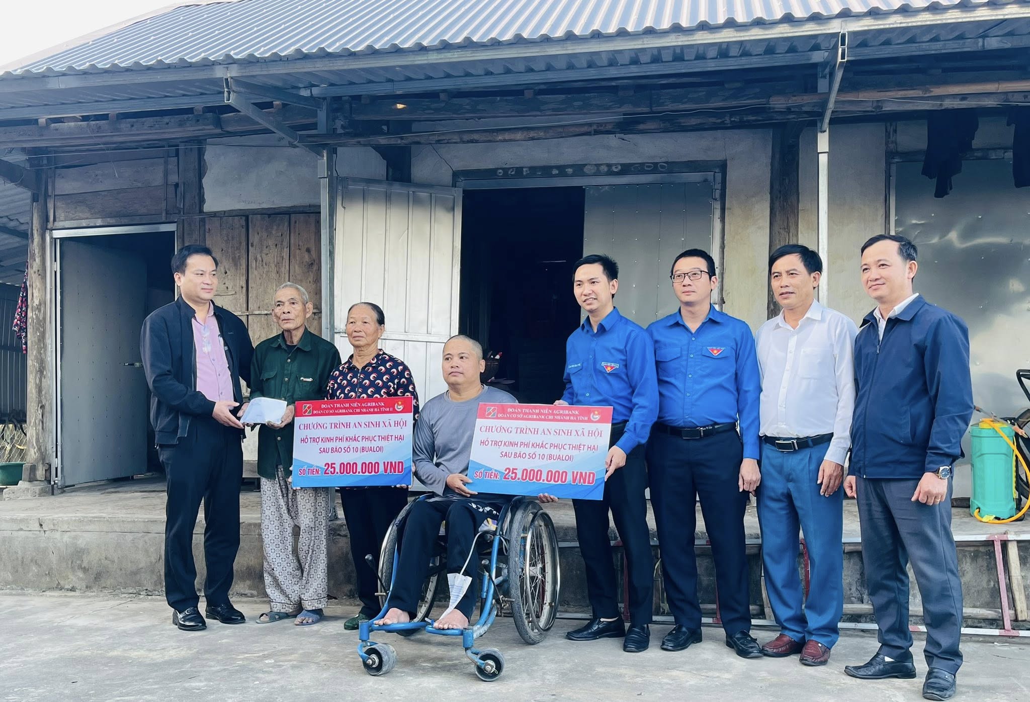 Đoàn cơ sở  Agribank chi nhánh Hà Tĩnh và Đoàn cơ sở Agribank chi nhánh Hà Tĩnh II trao tiền hỗ trợ hộ nghèo ở xã Đồng Tiến khắc phục hậu quả thiên tai