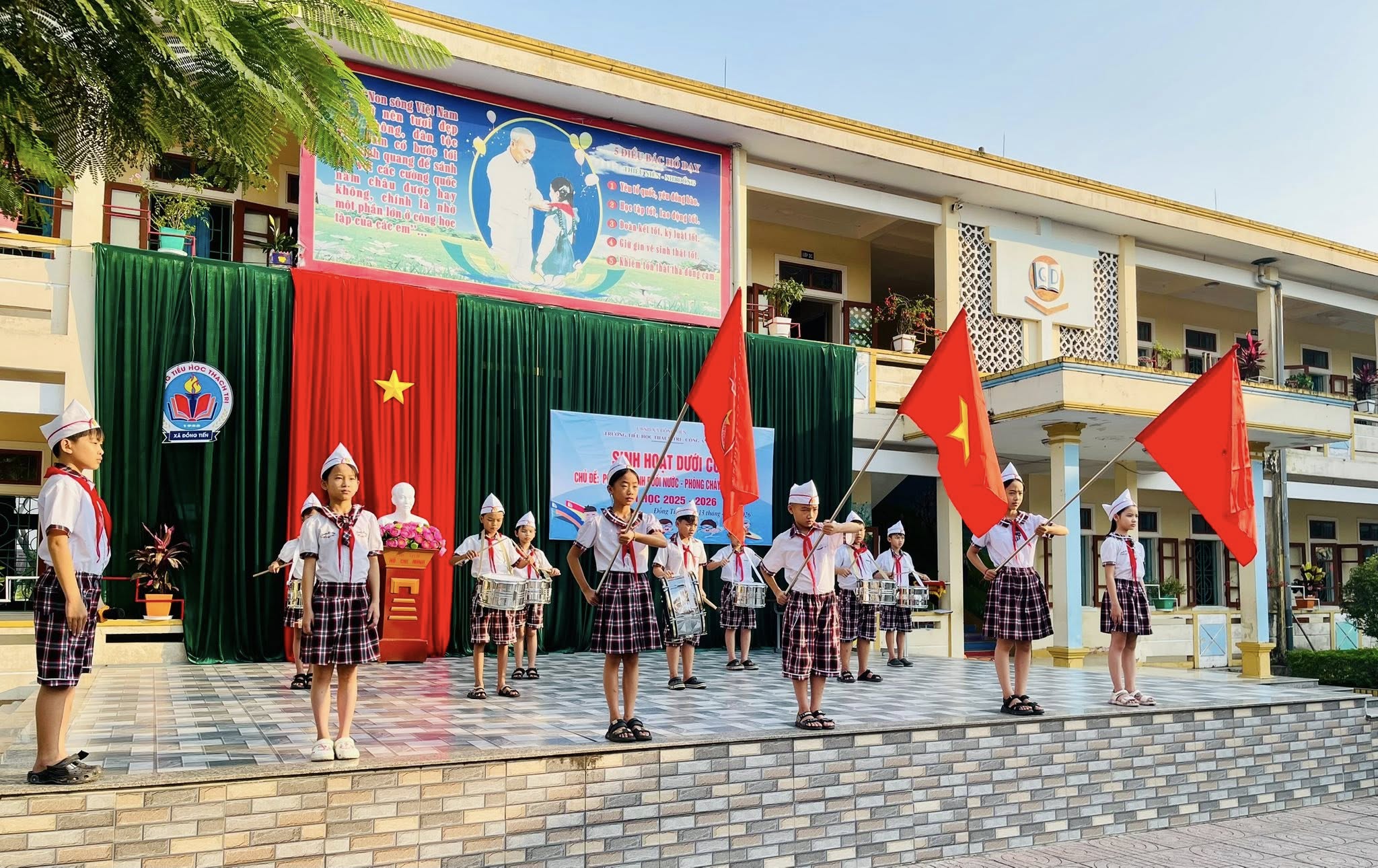 Trường Tiểu học Thạch Trị  xã Đồng Tiến sinh hoạt dưới cờ với chủ đề phòng chống đuối nước, phòng cháy chữa cháy