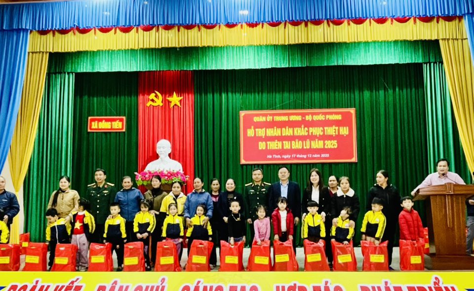 Quân uỷ Trung ương - Bộ Quốc phòng trao quà hỗ trợ cho các cháu học sinh tại các trường mầm non và nhóm trẻ tư thục trên địa bàn xã Đồng Tiến 