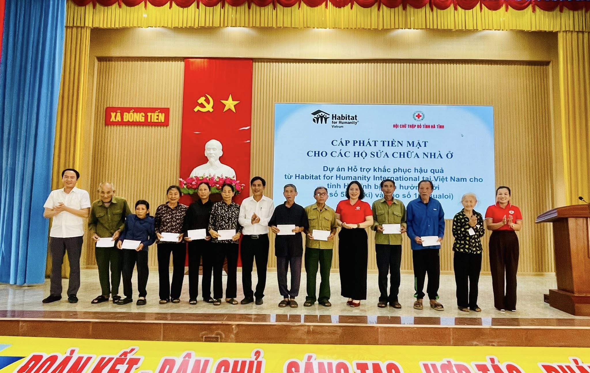 Habitat for Humanity Vietnam phối hợp với Hội Chữ thập đỏ tỉnh Hà Tĩnh tổ chức chương trình cấp phát tiền mặt hỗ trợ các hộ dân sửa chữa nhà ở bị ảnh hưởng thiên tai ở xã Đồng Tiến