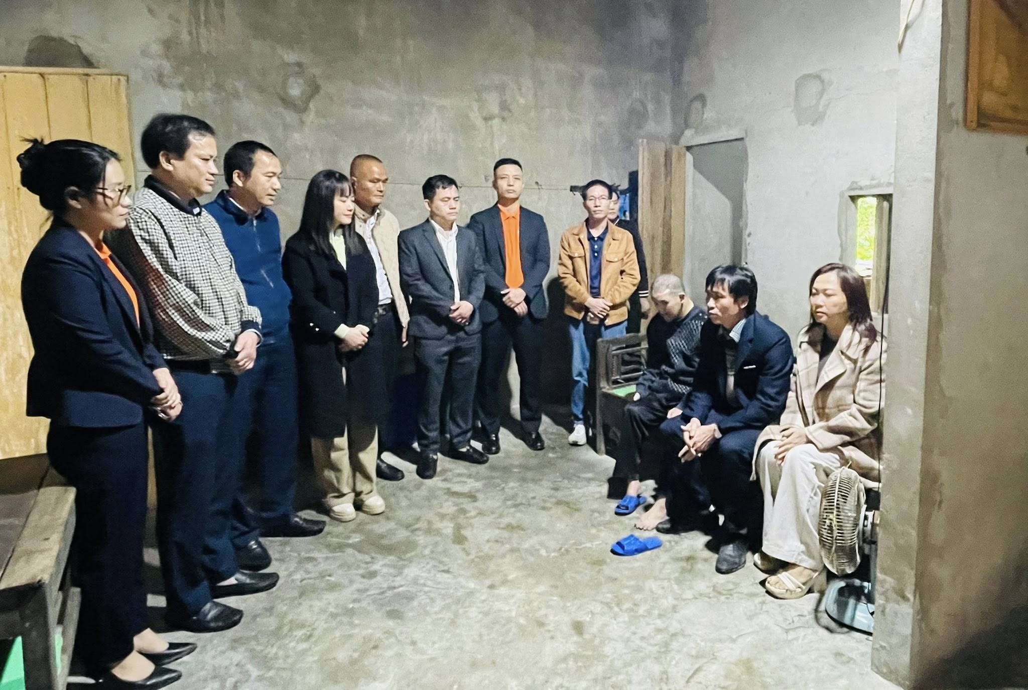 Báo và Phát thanh – Truyền hình Hà Tĩnh trao số tiền trên 85 triệu đồng cho anh Nguyễn Bá Ngọc ở thôn Liên Phố, xã Đồng Tiến, tỉnh Hà Tĩnh