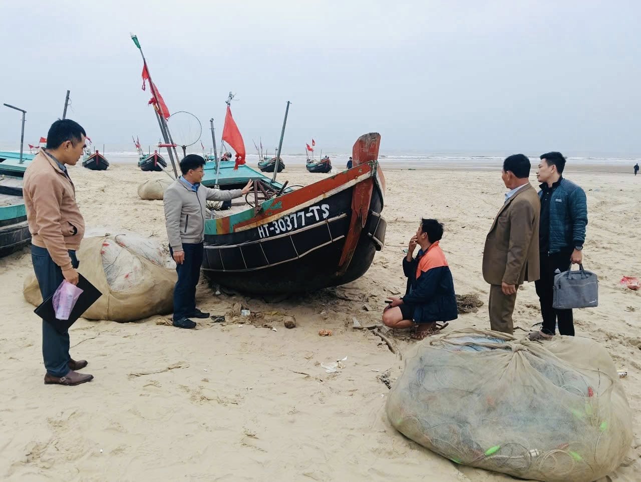 Xã Đồng Tiến kiểm tra, hỗ trợ ngư dân kẻ vẽ số đăng ký tàu thuyền