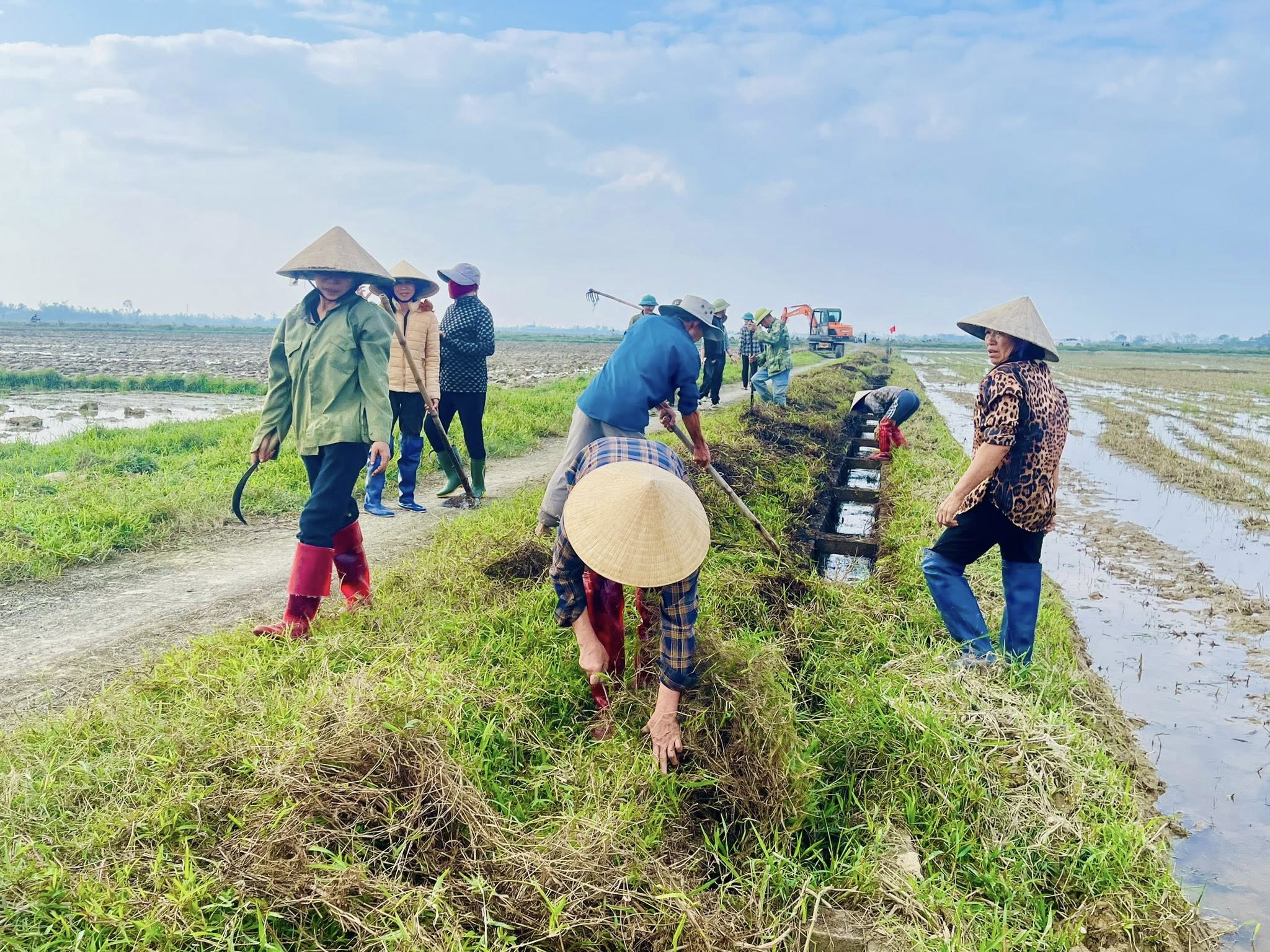 Thôn Bình Dương, xã Đồng Tiến huy động đông đảo nhân dân ra quân làm thủy lợi nội đồng kết hợp chiến dịch diệt chuột bảo vệ mùa màng.
