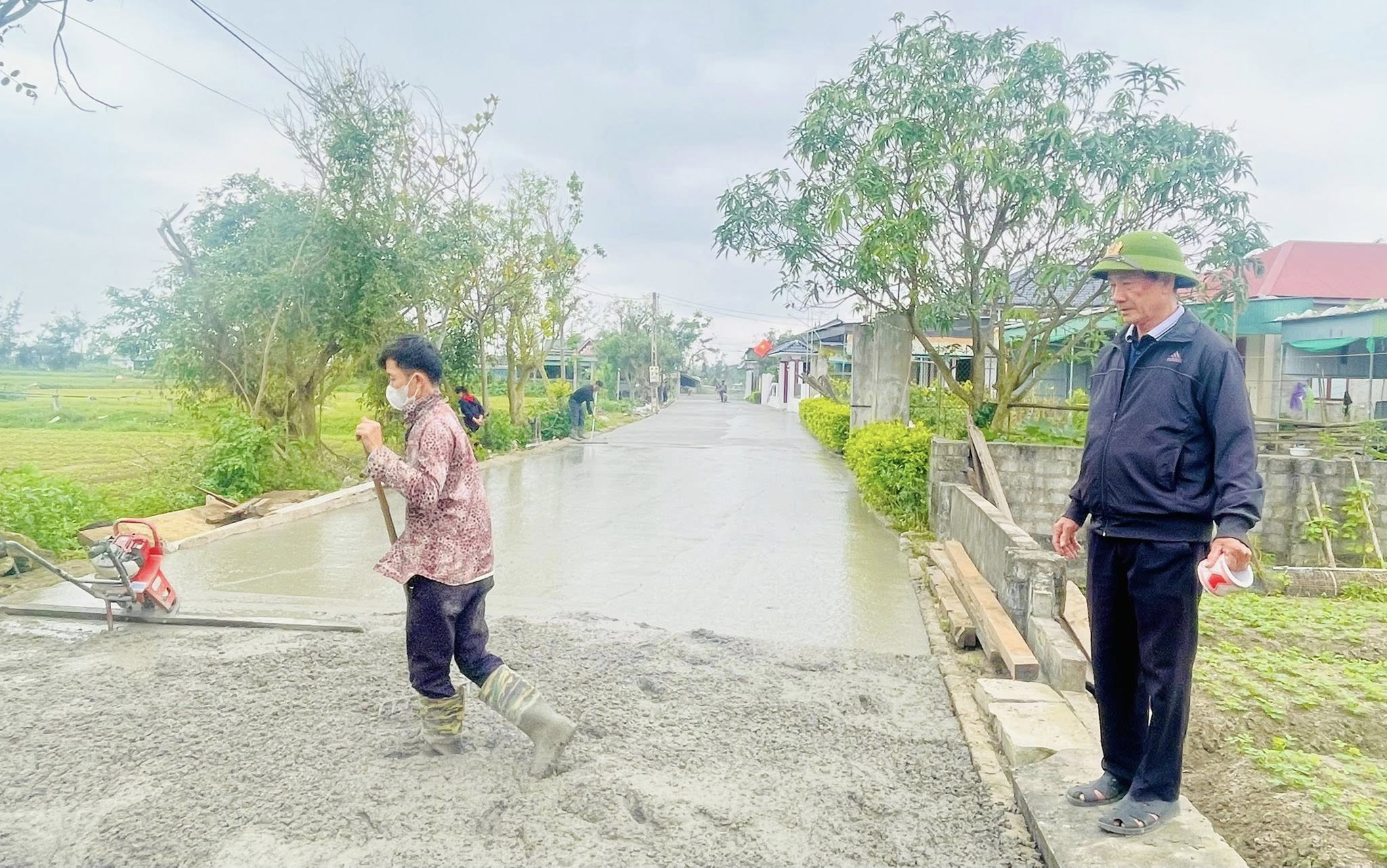 Gia đình ông Nguyễn Đình Hạnh thôn Đồng Khánh, xã Đồng Tiến tiếp tục hỗ trợ 350 triệu đồng để thôn nâng cấp đường giao thông