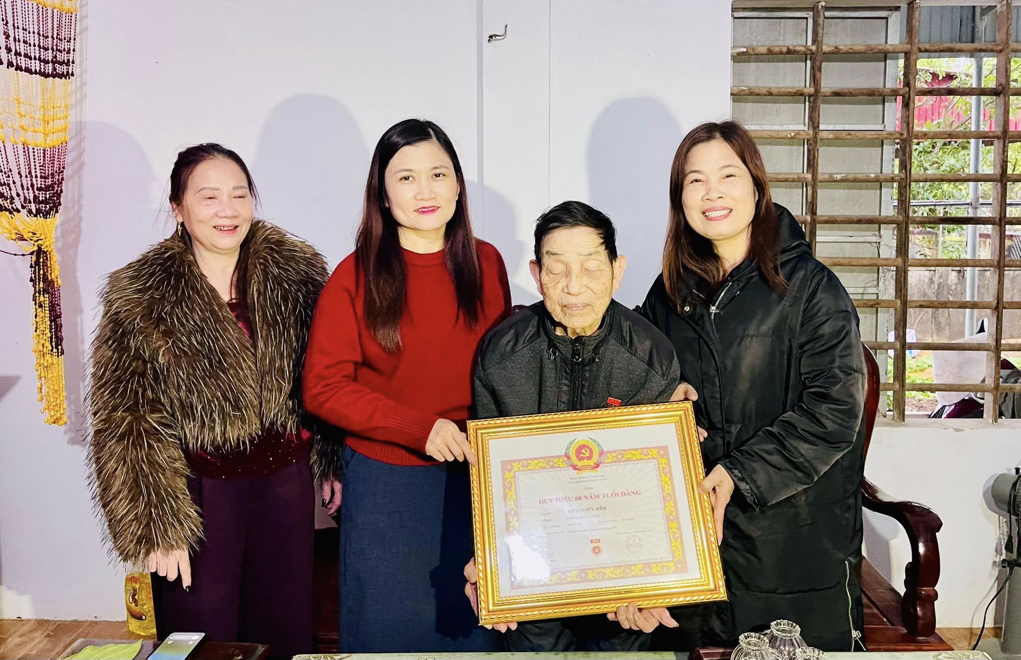 Thường trực Đảng ủy xã Đồng Tiến trao Huy hiệu 60 năm tuổi Đảng cho đảng viên Nguyễn Hữu Biêm, thuộc Chi bộ Liên Phố