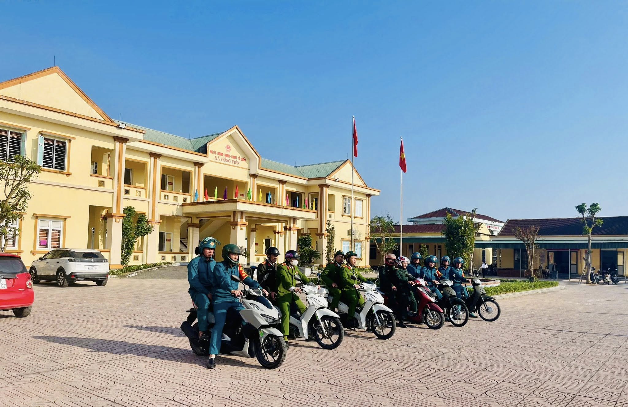 Các lực lượng Quân sự, Công an xã Đồng Tiến tuần tra bảo vệ an ninh tật tự dịp Đại hội XIV của Đảng