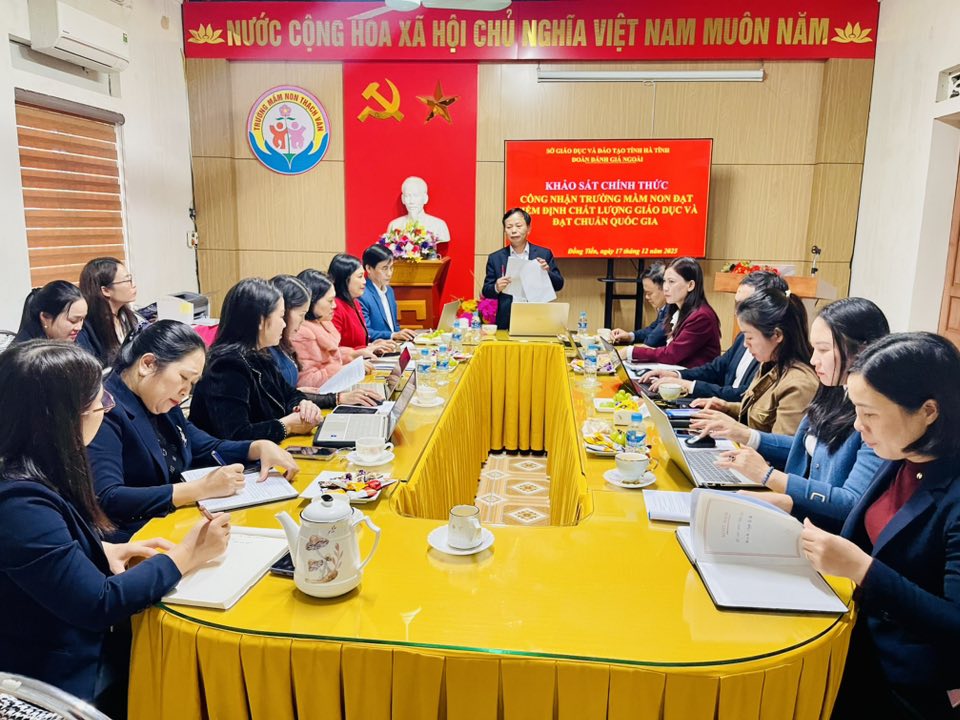 Đoàn đánh giá ngoài của Sở Giáo dục và Đào tạo (GD&ĐT) tỉnh Hà Tĩnh đã tiến hành khảo sát chính thức công tác kiểm định chất lượng giáo dục và xét công nhận trường đạt chuẩn Quốc gia tại Trường Mầm non Thạch Văn, xã Đồng Tiến