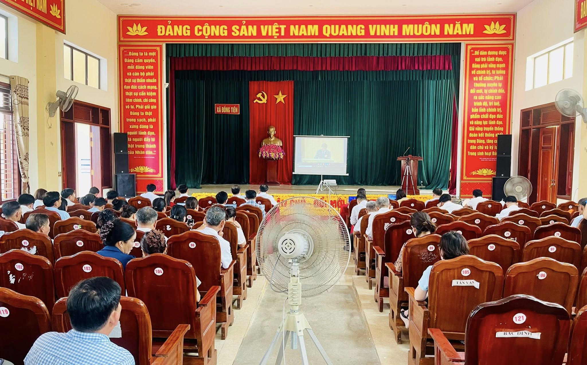 BCH Đảng bộ xã Đồng Tiến: Tham gia Hội nghị trực tuyến toàn quốc học tập, quán triệt các nghị quyết, quy định, kết luận của Hội nghị lần thứ hai Ban Chấp hành Trung ương Đảng khóa XIV