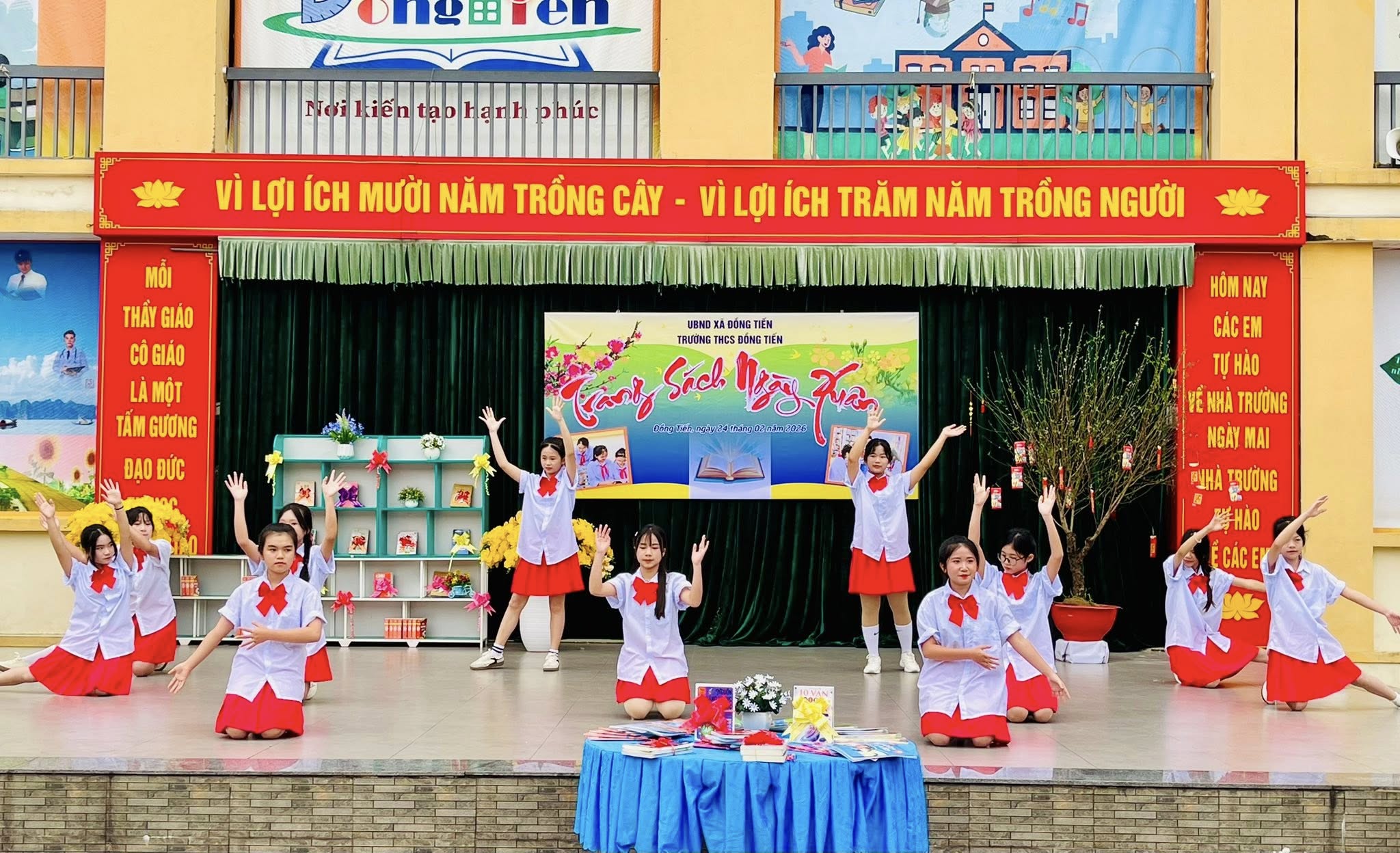 Trường THCS Đồng Tiến tổ chức chương trình “Trang sách mùa Xuân” 