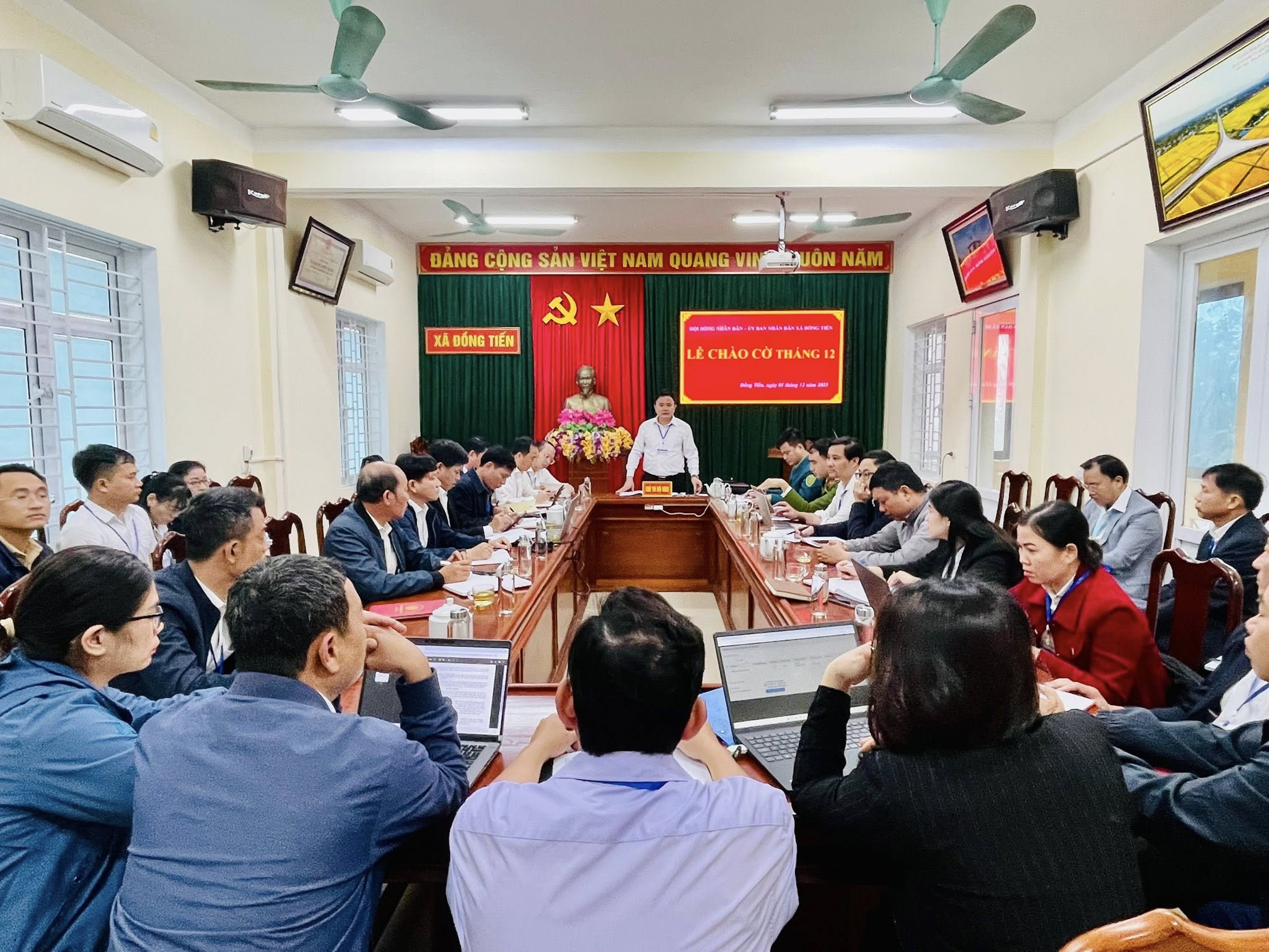 Xã Đồng Tiến tổ chức Lễ chào cờ  tháng 12 và phát động ủng hộ đồng bào Miền Trung - Tây Nguyên khắc phục hậu quả thiên tai.