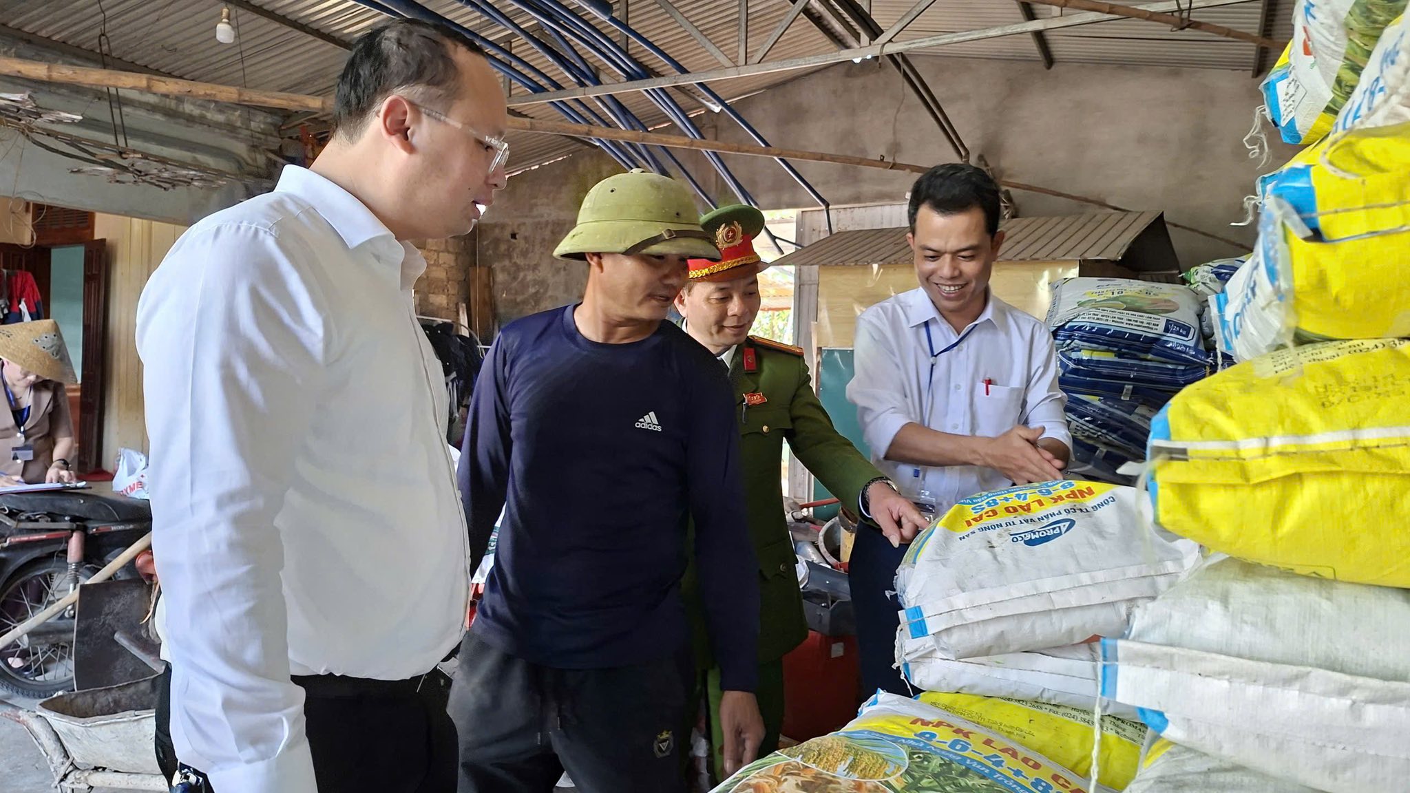 Đoàn kiểm tra liên ngành của xã Đồng Tiến kiểm tra các cơ sở kinh doanh thuốc bảo vệ thực vật và vật tư nông nghiệp trên địa bàn