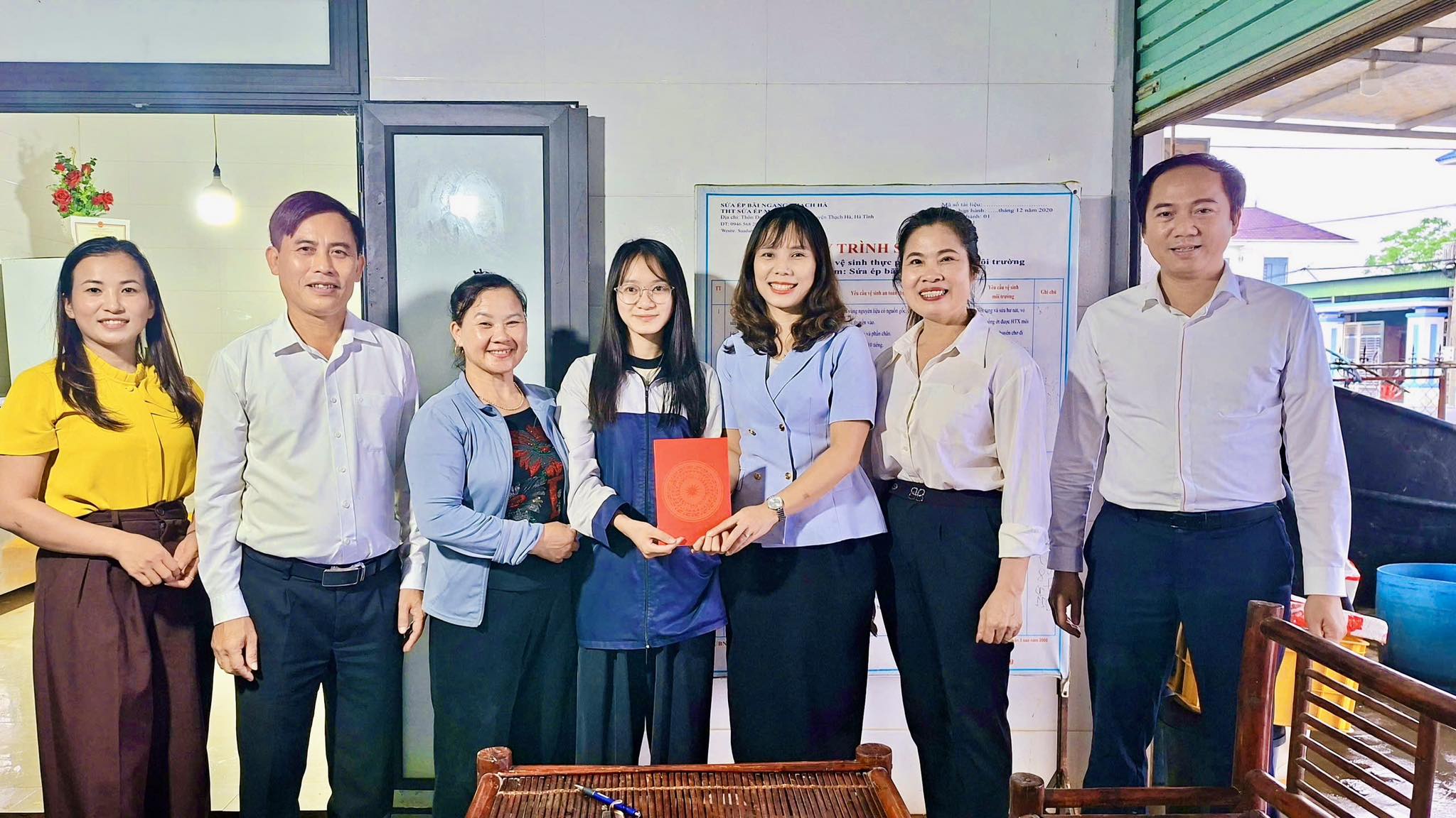 Thường trực Đảng ủy và lãnh đạo UBND xã Đồng Tiến tặng quà chúc mừng em Nguyễn Thị Huyền Nhung – học sinh lớp 12, chuyên Địa lý,  đạt giải Ba  Quốc gia môn Địa lý.