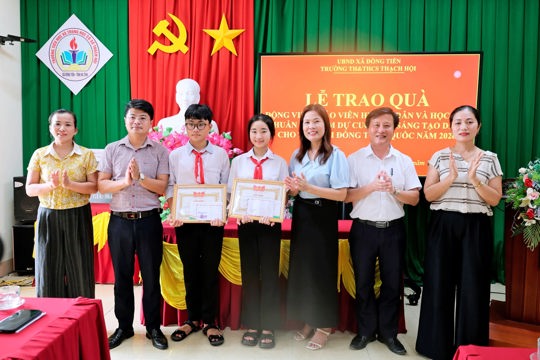 Thường trực, Ban Thường vụ Đảng ủy xã Đồng Tiến tổ chức trao quà động viên thầy giáo và hai em học sinh có sản phẩm được lựa chọn tham dự Cuộc thi Sáng tạo dành cho thanh thiếu niên, nhi đồng toàn quốc năm 2026.