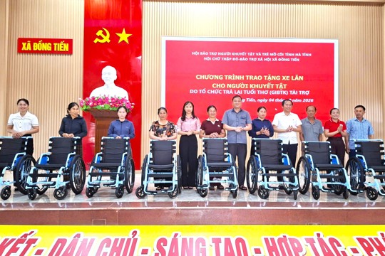 Hội Chữ thập đỏ - Bảo trợ xã hội xã Đồng Tiến, Hội bảo trợ người khuyết tật và trẻ mồ côi tỉnh Hà Tĩnh phối hợp với Tổ chức Trả lại tuổi thơ GIBTK tổ chức chương trình trao tặng xe lăn cho người khuyết tật có hoàn cảnh khó khăn trên địa bàn xã. 