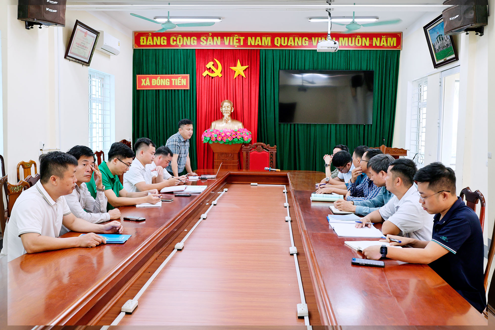Phòng Kinh tế xã Đồng Tiến làm việc với các đơn vị nhà thầu, tư vấn, giám sát thi công các công trình xây dựng trên địa bàn