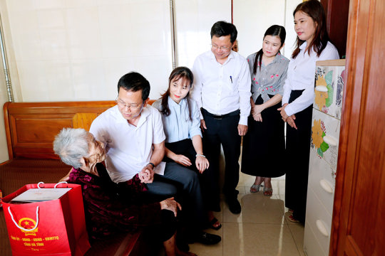 Lãnh đạo tỉnh tặng quà thân nhân liệt sĩ tại xã Đồng Tiến nhân dịp Kỷ niệm 79 năm ngày thương binh - liệt sĩ 