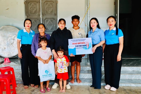 Hội LHPN tỉnh kết nối đỡ đầu trẻ mồ côi ở xã Đồng Tiến 