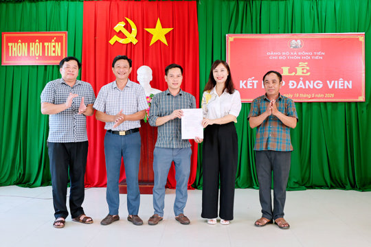 3 Chi bộ Tân Văn, Hội Tiến và Chi bộ Trường Tiểu học Thạch Văn thuộc Đảng bộ xã Đồng Tiến  tổ chức  kết nạp Đảng cho 3 quần chúng ưu tú  