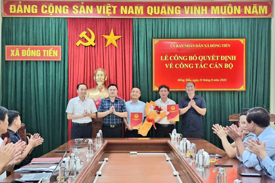 UBND xã Đồng Tiến công bố các quyết định về công tác cán bộ.