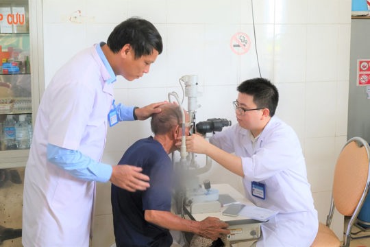 Xã Đồng Tiến khám sàng lọc bệnh về mắt cho 325 người dân