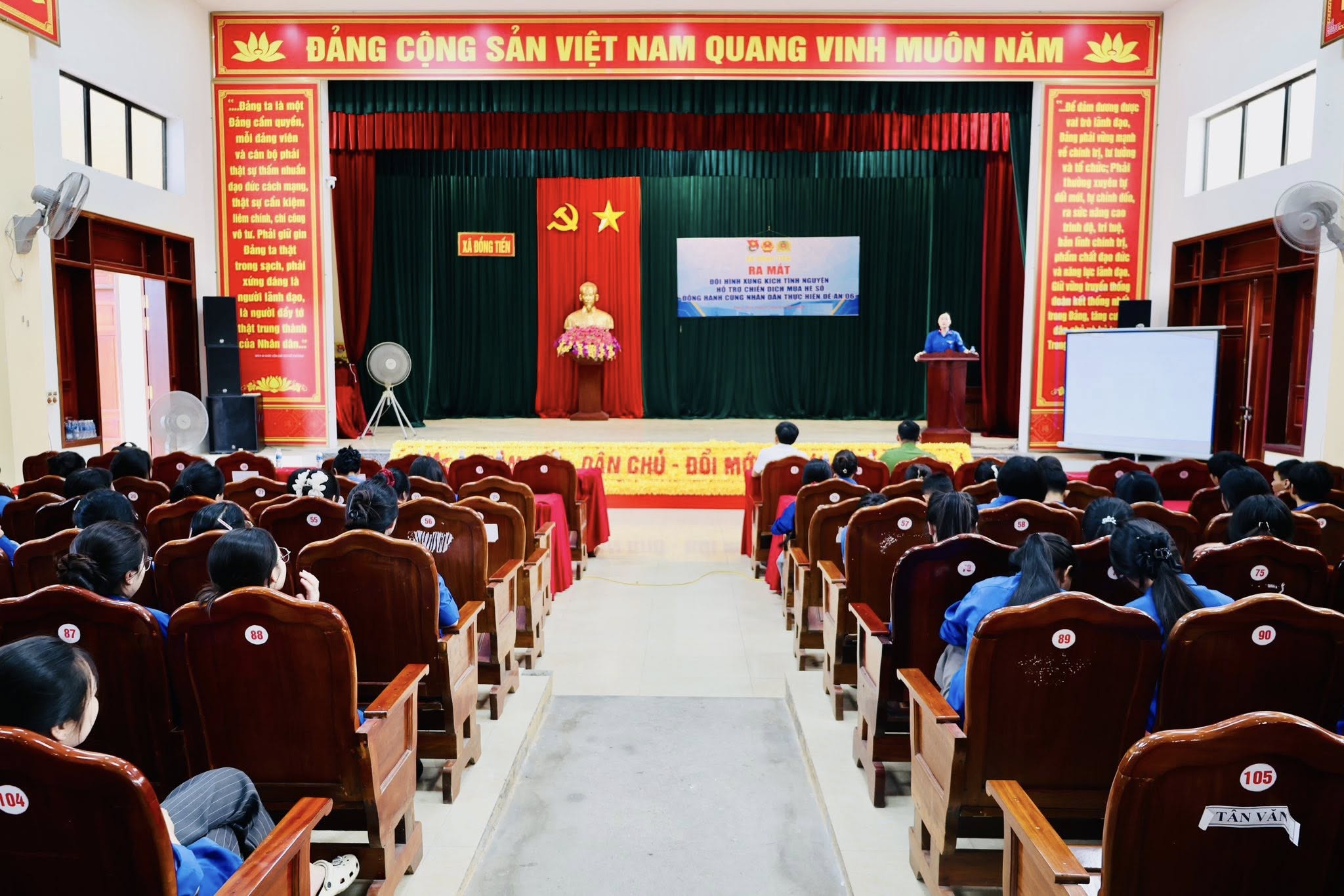 Đoàn Thanh niên xã Đồng Tiến: Ra mắt Đội hình xung kích tình nguyện hỗ trợ Chiến dịch Mùa hè số, đồng hành cùng Nhân dân thực hiện Đề án 06 của Chính phủ