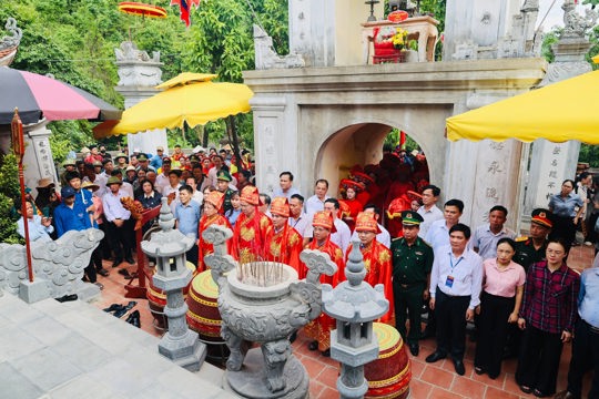 Lãnh đạo xã Đồng Tiến tham dự nghi lễ dâng hương tại đền chính thuộc Khu di tích Đền Chiêu Trưng Đại Vương Lê Khôi, xã Thạch Khê