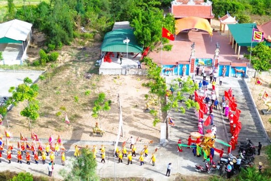 Lãnh đạo xã Đồng Tiến dâng hương và rước kiệu, long ngai về đền chính Lê Khôi ở xã Thạch Khê.