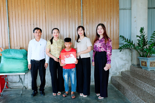 Lãnh đạo xã Đồng Tiến trao đỡ đầu cho trẻ mồ côi, trao quà cho trẻ em khuyết tật nhân dịp tháng hành động vì trẻ em năm 2026.