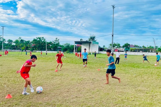 Đội tuyển bóng đá thiếu niên xã Đồng Tiến tích cực tập luyện, chuẩn bị tham gia Giải Bóng đá thiếu niên toàn tỉnh