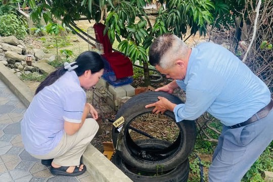 Trạm Y tế xã Đồng Tiến tổ chức kiểm tra, giám sát công tác phòng, chống sốt xuất huyết tại các hộ dân.