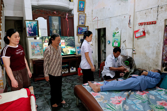 Trạm Y tế xã Đồng Tiến tổ chức chương trình khám sức khỏe định kỳ cho người cao tuổi tại thôn Nam Văn
