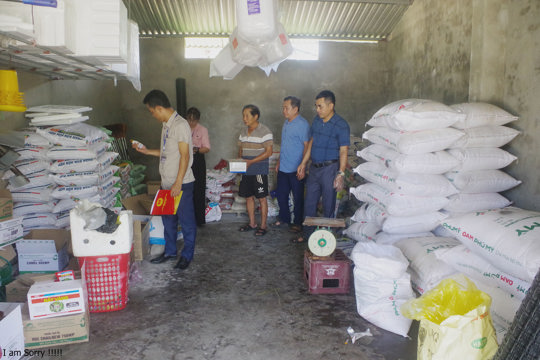 Đoàn kiểm tra liên ngành xã Đồng Tiến kiểm tra các cơ sở kinh doanh thuốc bảo vệ thực vật và vật tư nông nghiệp trên địa bàn xã 