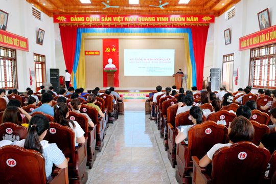 UBND xã Đồng Tiến tổ chức Hội nghị triển khai Chiến dịch cao điểm cài đặt các ứng dụng số phục vụ người dân trên địa bàn xã năm 2026; tập huấn cho lực lượng tham gia chiến dịch
