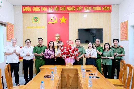  Lãnh đạo xã Đồng Tiến đã đến tặng hoa, chúc mừng cán bộ, chiến sĩ Công an xã nhân dịp ngày truyền thống Công an nhân dân Việt Nam 19/8.