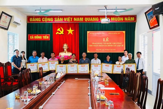 Sở Nội vụ tỉnh Hà Tĩnh phối hợp với UBND xã Đồng Tiến tổ chức Lễ trao Bằng “Tổ quốc ghi công” cho thân nhân các gia đình liệt sỹ trên địa bàn xã