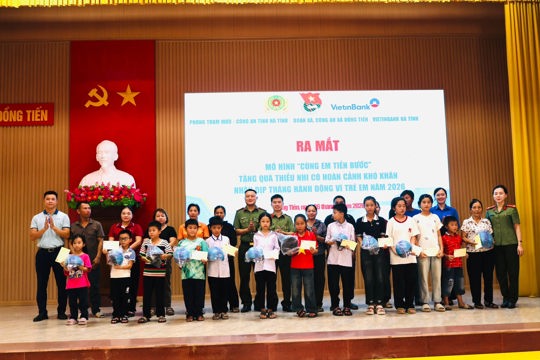 Đoàn xã Đồng Tiến tổ chức chương trình tuyên truyền, phổ biến giáo dục pháp luật cho đoàn viên thanh niên; ra mắt mô hình “Cùng em tiến bước” và trao quà cho các em thiếu nhi có hoàn cảnh khó khăn trên địa bàn. 