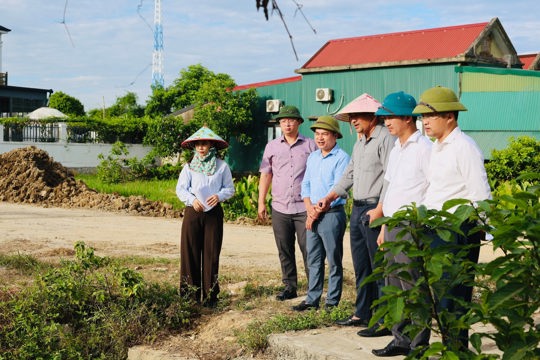 Bí thư Đảng ủy, Chủ tịch Hội đồng nhân dân xã Đồng Tiến - Nguyễn Thị Như Ngọc chủ trì đoàn công tác kiểm tra tiến độ thực hiện các dự án đầu tư xây dựng đang triển khai trên địa bàn xã