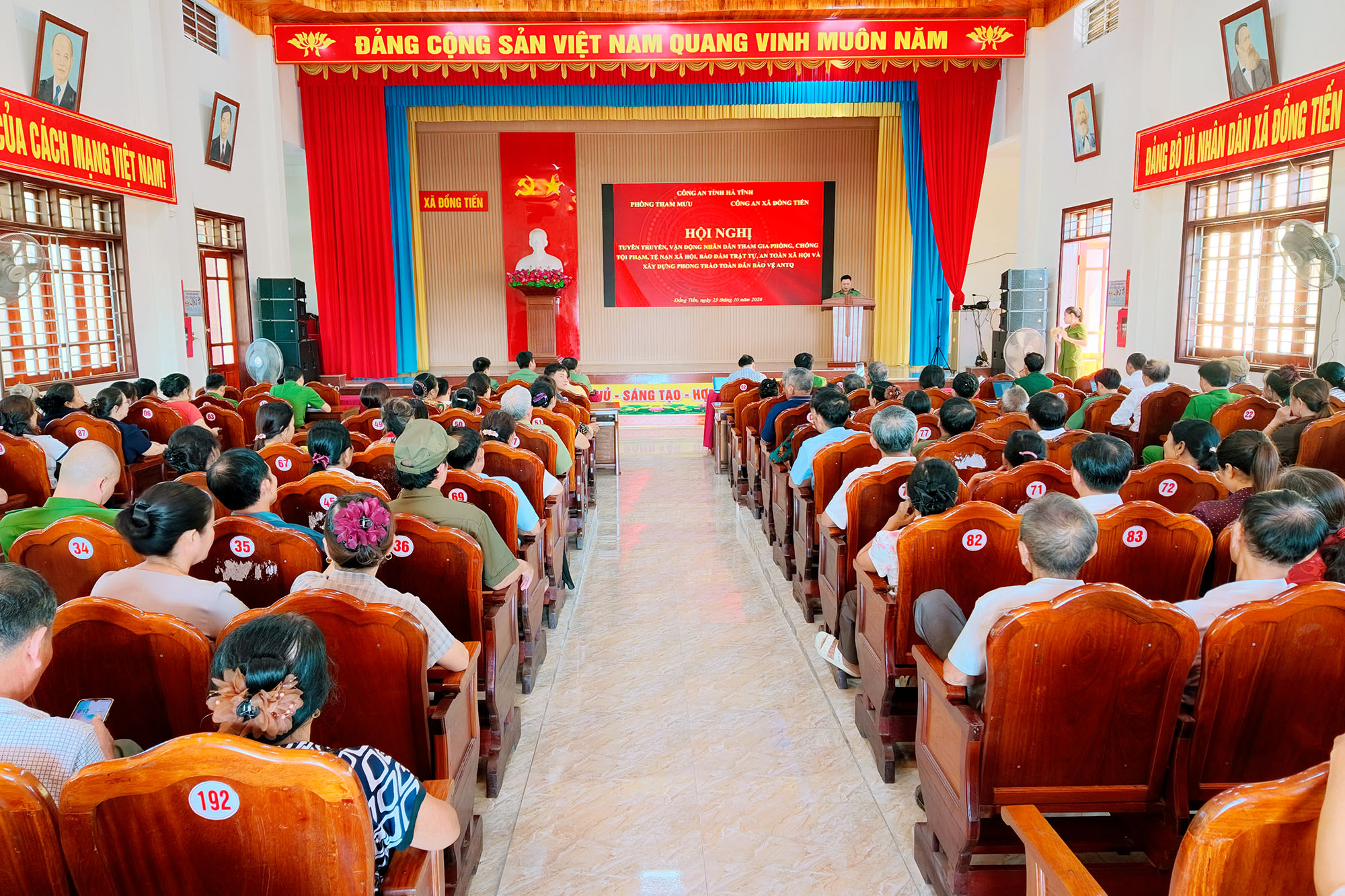 Công an xã Đồng Tiến tuyên truyền, vận động nhân dân tham gia phòng, chống tội phạm.