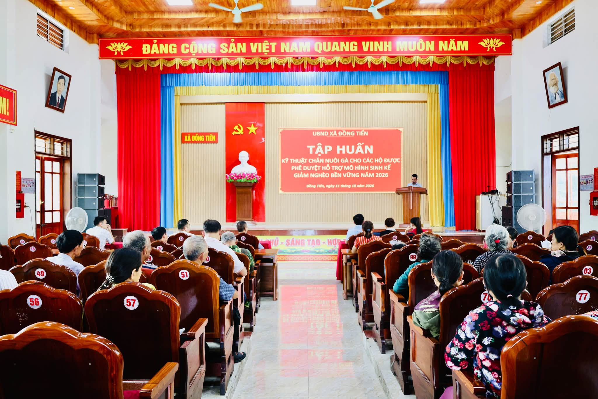 UBND xã Đồng Tiến tổ chức tập huấn kỹ thuật chăn nuôi gà cho 50 hộ gia đình tham gia các mô hình sinh kế trên địa bàn năm 2026